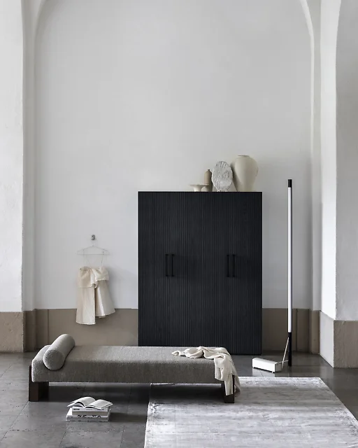 vertical-cloudy-wood-long-twine-black-right